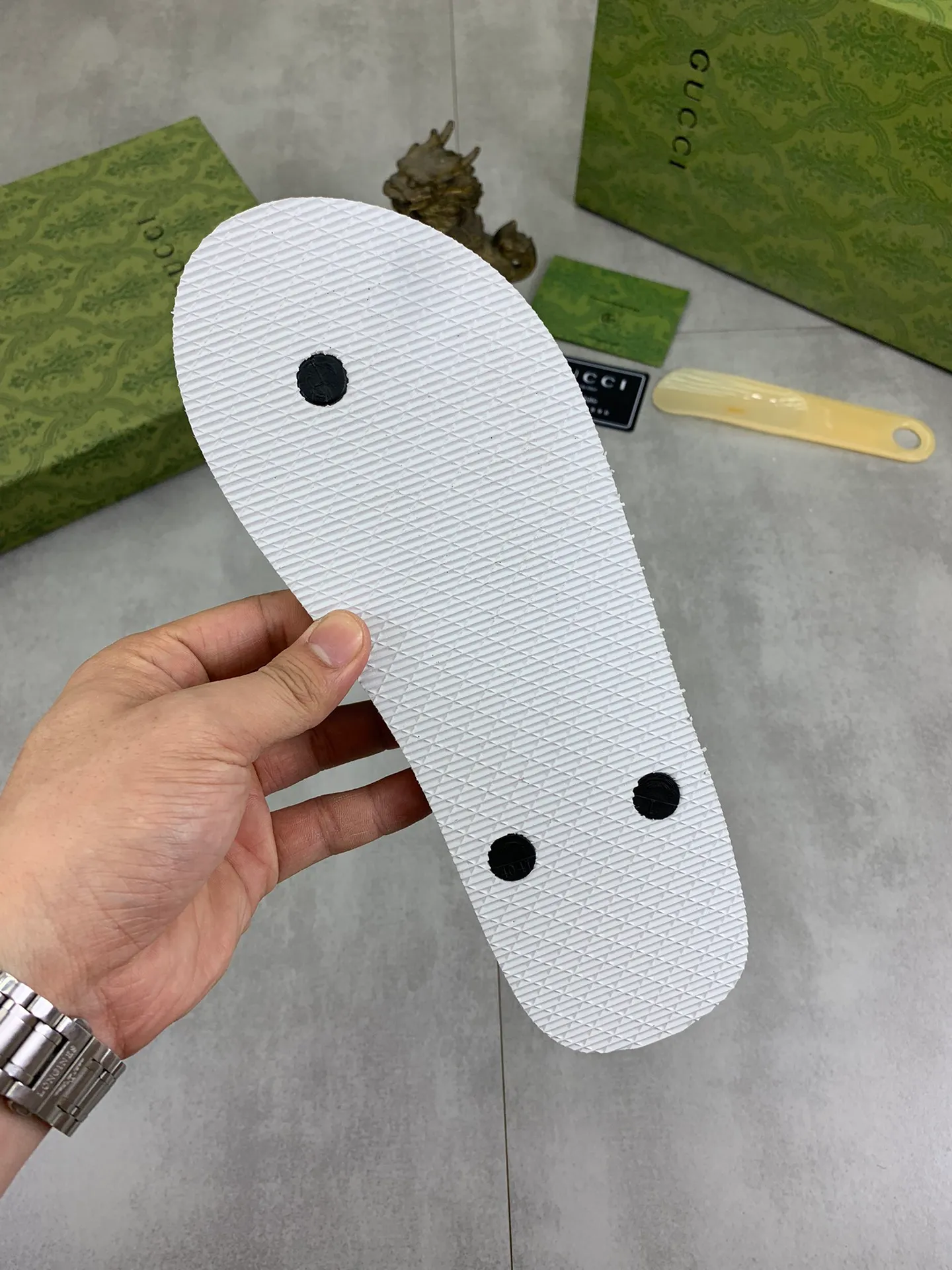 Men's men's shoes 💰P220💰【New style】🆘【GUCCI】Official website's popular Gucci adult couple 🧑‍🤝‍🧑 style, children's flip-flops are on sale at the counter simultaneously! Original fabric imported from Italy. Original bottom provided by the original factory. Size: Adult 36-45. Children’s size: 30-37. Multiple colors available.